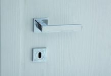 Choisir une poignée pour la porte du salon