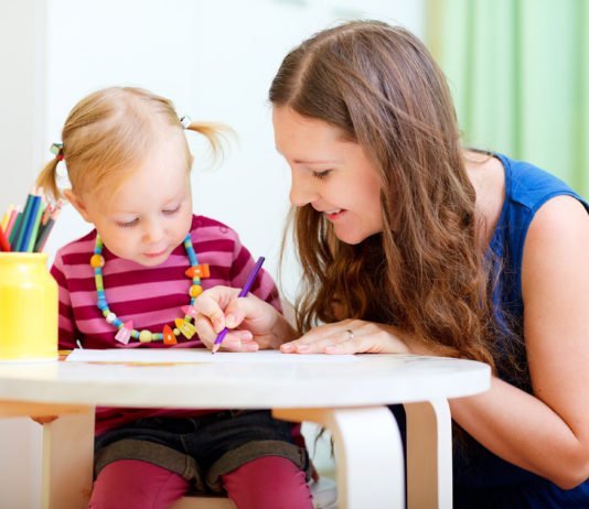 Nounou, assistante maternelle, baby-sitter : quelles différences ?