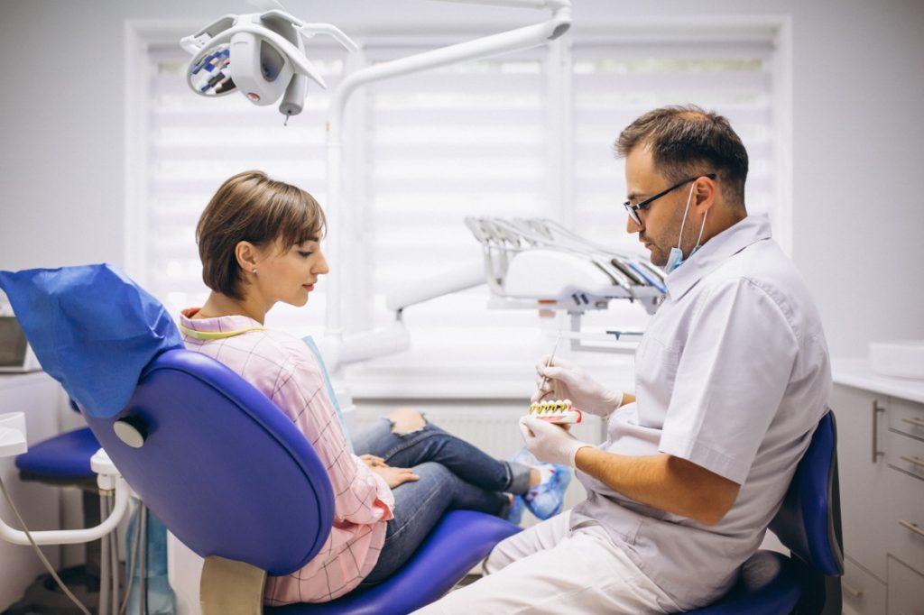 Ce qu’il faut savoir avant de se faire poser un implant dentaire