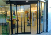 Les avantages des portes automatiques dans les magasins de détail